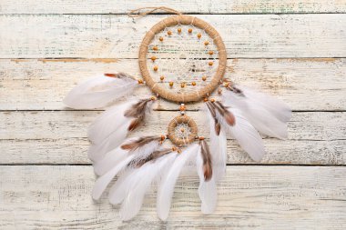 Beyaz ahşap arka planda rüya yakalayıcı