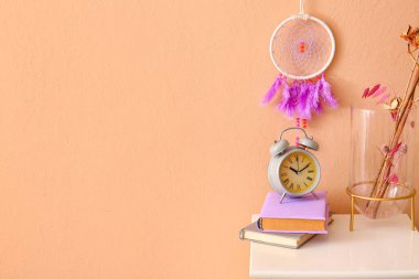 Bej duvarda asılı bir düş kapanı