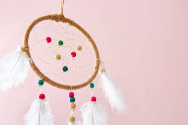 Pembe duvarın yanında asılı düş kapanı, yakın plan.