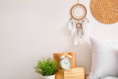 Yatak odasındaki ışık duvarında asılı düş kapanı