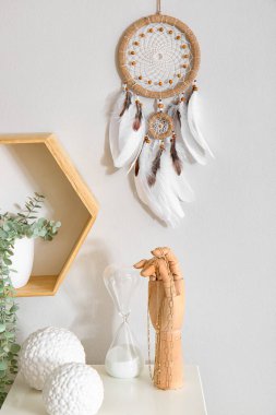 Odadaki ışık duvarında asılı düş kapanı