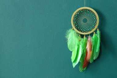 Yeşil duvarda asılı düş kapanı