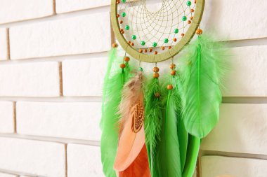 Beyaz tuğla duvarda asılı düş kapanı, yakın plan