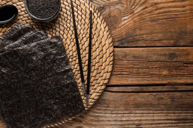 Ahşap arka planda Norveç çarşaflı hasır, yakın plan.