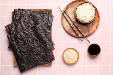 Tahta tahta tahta levhalar, pirinç, susam tohumları ve pembe fayanslı sos.