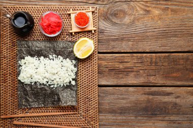 Pirinç, zencefil ve ahşap kaplama soslu Nori.