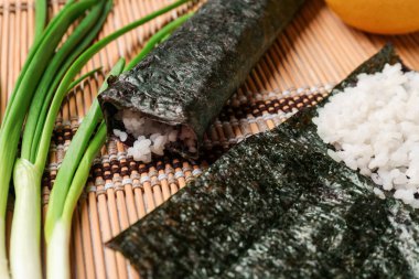 Pirinçli ve suşili Norveç yemeği, yakın plan.