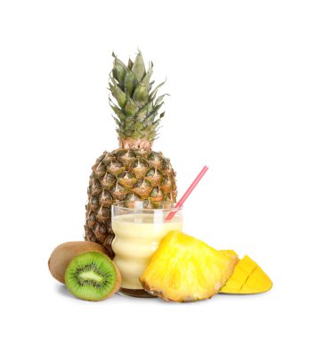 Beyaz arka planda bir bardak lezzetli ananas suyu, saman ve kivi.