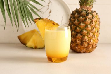 Masada bir bardak lezzetli ananas püresi