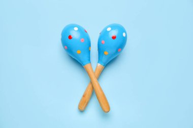 Mavi arka planda Meksika marakaları