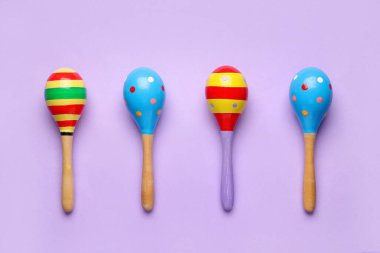 Leylak arka planında Meksika marakaları