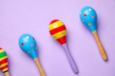 Leylak arka planında Meksika marakaları