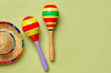 Yeşil arka planda şapkası olan Meksika marakaları