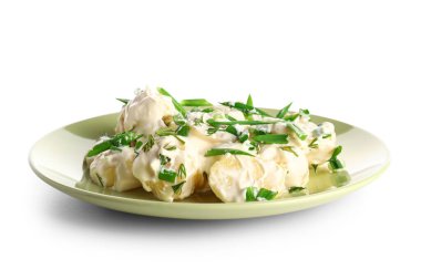 Beyaz arka planda yeşil salatalı lezzetli patates salatası.