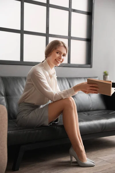 Young Businesswoman Reading Book Couch Office — Stock Photo, Image