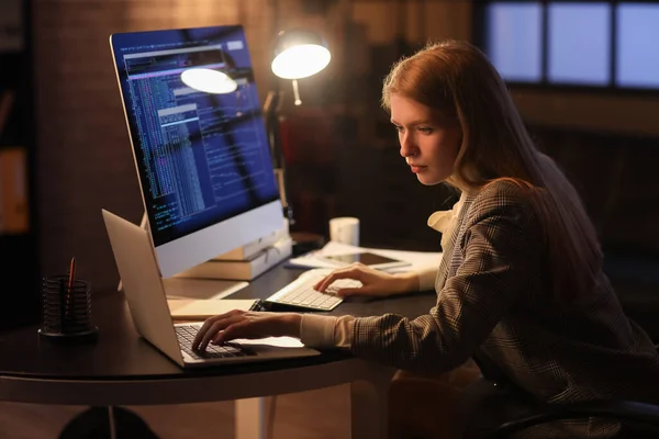 Женщина Программист Работает Ноутбуком Офисе Ночью — стоковое фото
