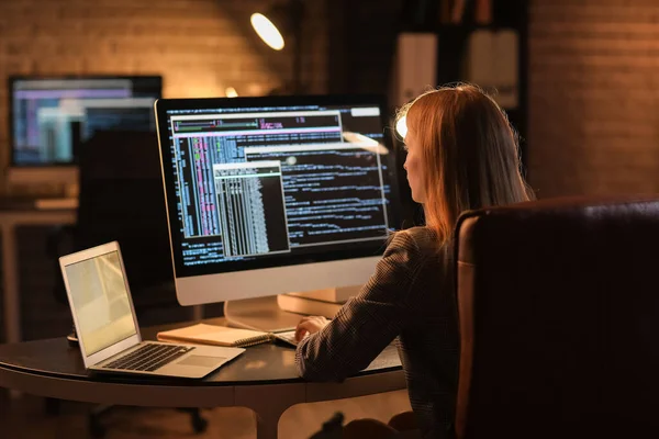 Programmiererin Arbeitet Nachts Mit Computer Büro — Stockfoto