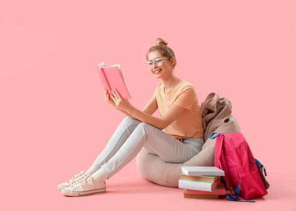 Studentin Liest Buch Auf Rosa Hintergrund — Stockfoto