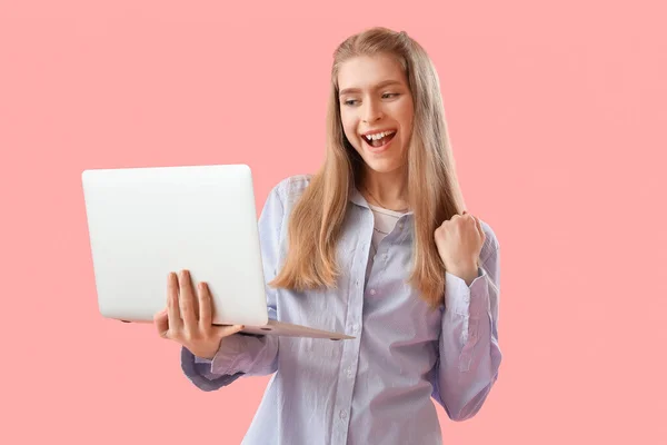 Šťastný Ženský Programátor Notebookem Růžovém Pozadí — Stock fotografie