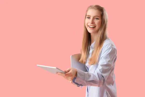 Programmiererin Mit Laptop Und Tablet Computer Auf Rosa Hintergrund — Stockfoto