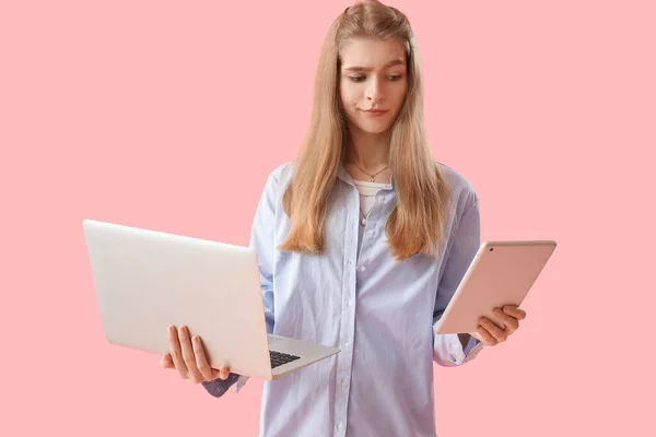 Vrouwelijke Programmeur Met Laptop Tablet Computer Roze Achtergrond — Stockfoto