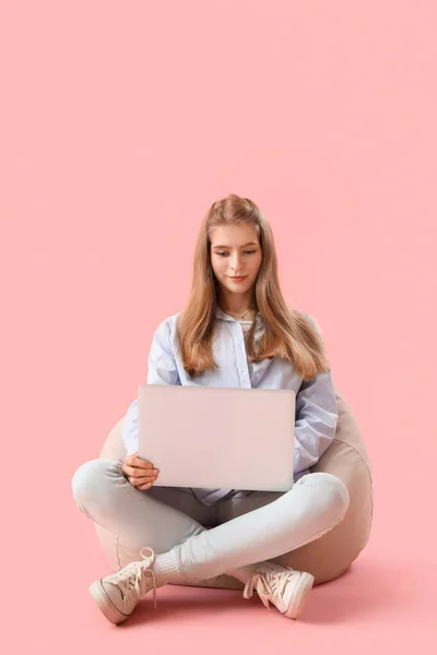 Женщина Программист Работает Ноутбуком Розовом Фоне — стоковое фото