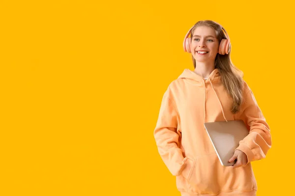 Γυναίκα Προγραμματίστρια Ακουστικά Laptop Κίτρινο Φόντο — Φωτογραφία Αρχείου