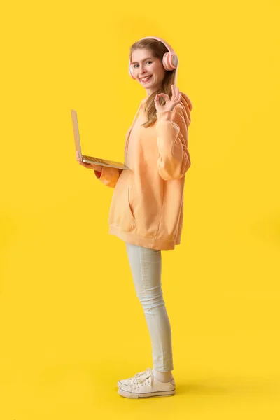 Programador Feminino Fones Ouvido Com Laptop Mostrando Fundo Amarelo — Fotografia de Stock