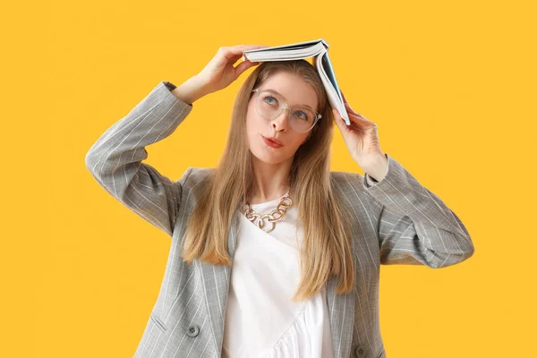 Lustige Junge Geschäftsfrau Mit Buch Auf Gelbem Hintergrund — Stockfoto