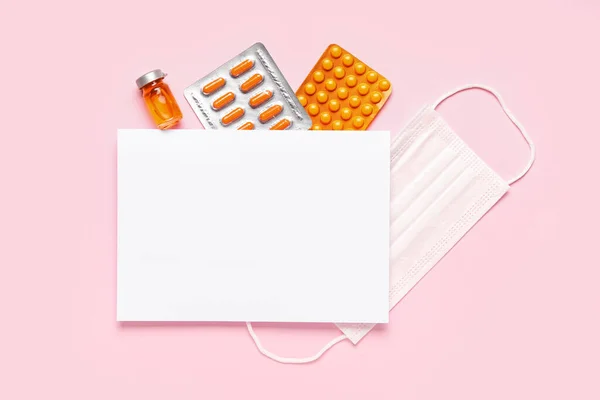 Composizione Con Carta Bianca Pillole Fiala Maschera Medica Sfondo Rosa — Foto Stock