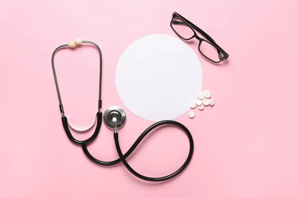 Pusta Karta Stetoskop Pigułki Okulary Różowym Tle Pojęcie Czerniaka — Zdjęcie stockowe