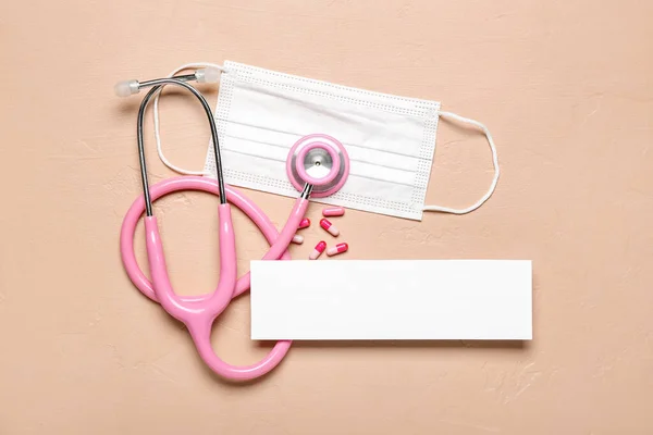 Leeres Blatt Papier Stethoskop Medizinische Maske Und Pillen Auf Farbigem — Stockfoto