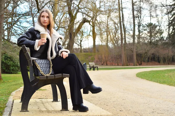Ung Kvinna Med Kopp Kaffe Sitter Bänk Parken — Stockfoto