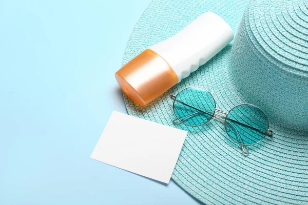 Blank Card Sunglasses Hat Bottle Sunscreen Cream Color Background Melanoma — Stock Photo, Image