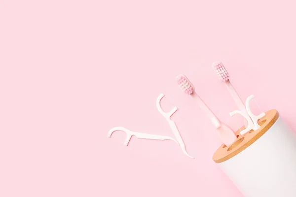 Αναποδογυρισμένη Θήκη Οδοντόβουρτσας Και Οδοντογλυφίδες Ροζ Φόντο — Φωτογραφία Αρχείου