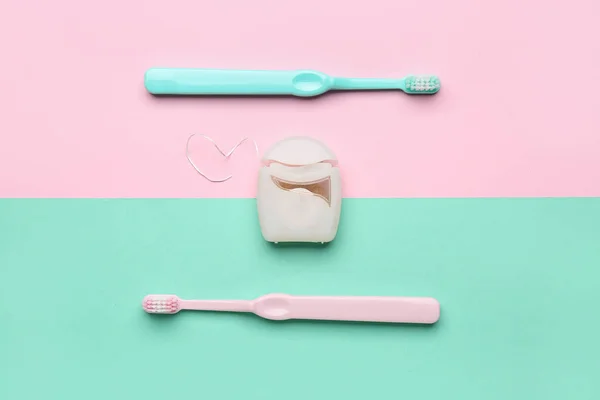 Caso Com Fio Dental Escovas Dentes Sobre Fundo Colorido — Fotografia de Stock