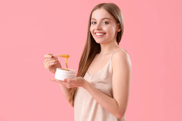 Pretty Young Woman Sugaring Paste Pink Background — Stock Photo, Image