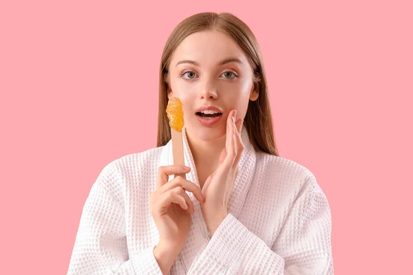 Verrast Jonge Vrouw Houden Spatel Met Suiker Pasta Roze Achtergrond — Stockfoto