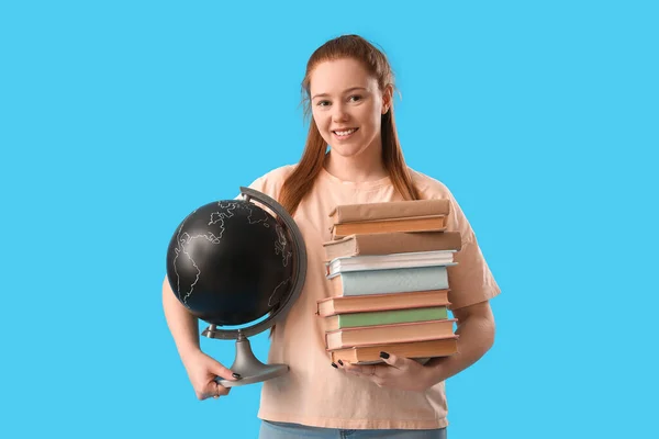 Adolescente Avec Des Livres Globe Sur Fond Bleu — Photo