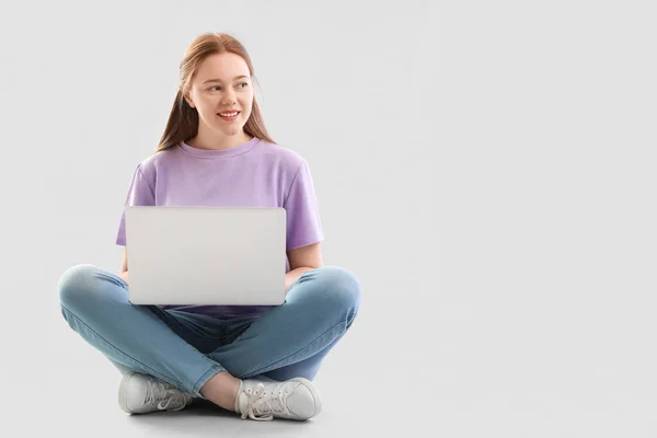 Programador Feminino Trabalhando Com Laptop Fundo Claro — Fotografia de Stock