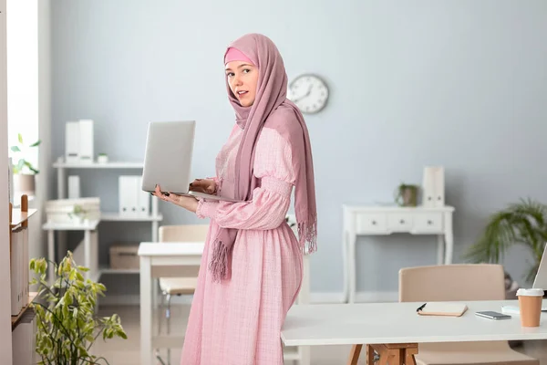 オフィスでラップトップで働くイスラム教徒の女性プログラマー — ストック写真