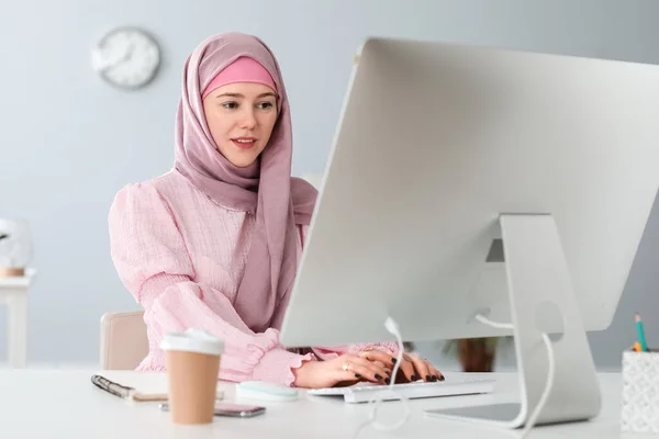 オフィスのテーブルでコンピュータを扱うイスラム教徒の女性プログラマー — ストック写真