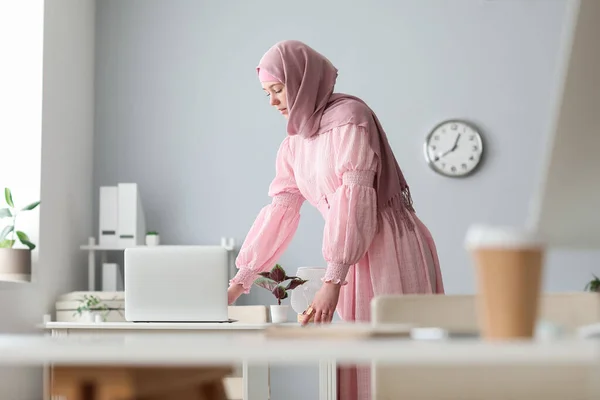 オフィスのテーブルでラップトップで働くイスラム教徒の女性プログラマー — ストック写真