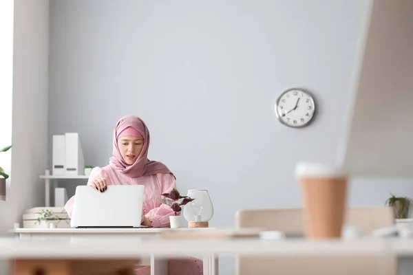 Programadora Muçulmana Trabalhando Com Laptop Mesa Escritório — Fotografia de Stock