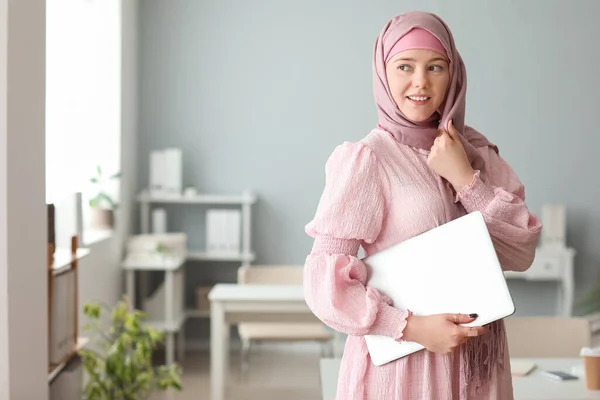 Muszlim Női Programozó Laptoppal Irodában — Stock Fotó