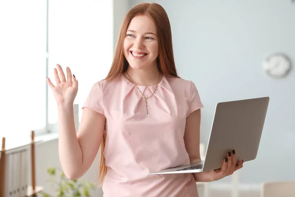 Programador Feminino Com Laptop Acenando Mão Escritório — Fotografia de Stock