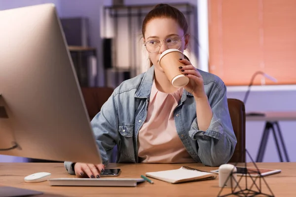 Kvinnlig Programmerare Dricker Kaffe Kontoret Natten — Stockfoto