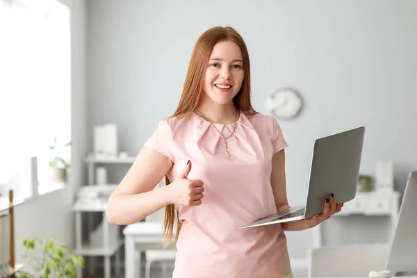 Programador Feminino Com Laptop Mostrando Polegar Escritório — Fotografia de Stock