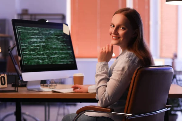 Női Programozó Dolgozik Számítógép Irodai Éjszaka — Stock Fotó