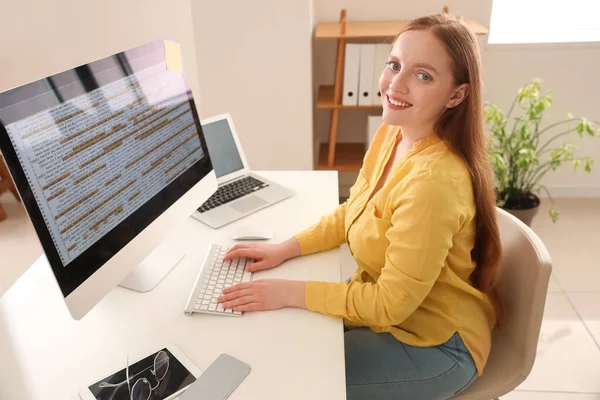 Programador Feminino Trabalhando Com Computador Mesa Escritório — Fotografia de Stock